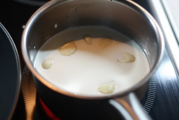 Боль в горле при глотании без температуры - острая, сильная, режущая, с одной стороны, если отдает в ухо. Лечение в домашних условиях