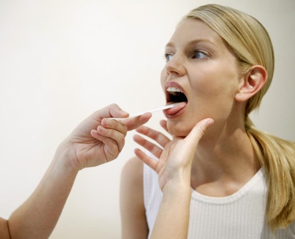 Боль в горле при глотании без температуры - острая, сильная, режущая, с одной стороны, если отдает в ухо. Лечение в домашних условиях