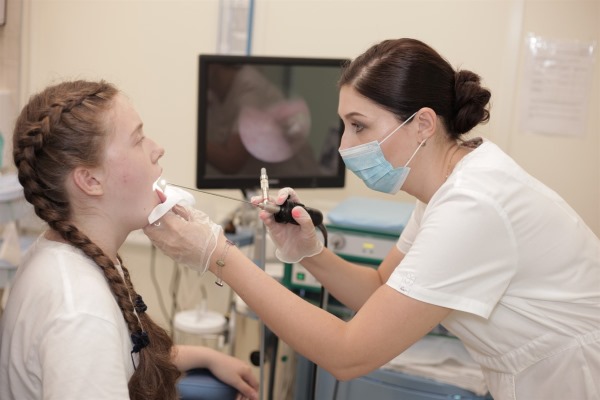 Боль в горле при глотании без температуры - острая, сильная, режущая, с одной стороны, если отдает в ухо. Лечение в домашних условиях