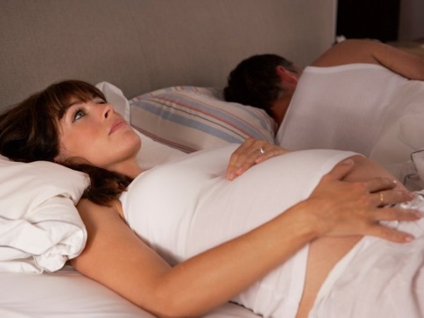 Болит голова в висках. Причины, если тошнит, давит на глаза, слева, справа, пульсирующая, сильная, давящая, тупая. Что делать