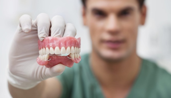 Бюгельные протезы на нижнюю/верхнюю челюсть. Фото на кламмерах, аттачменах, замках, шинирующий, квадротти