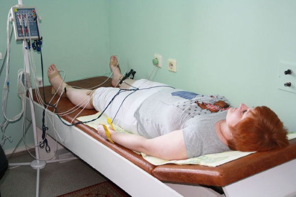 Голеностопный сустав опухает и болит после травмы, бега. Причины, лечение