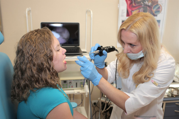 Паратонзиллярный абсцесс горла (паратонзиллит). Фото, лечение