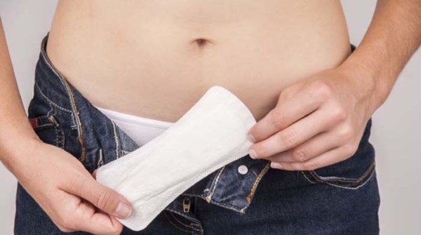 Покраснение и шелушение кожи на груди, под грудью у женщин. Причины, лечение