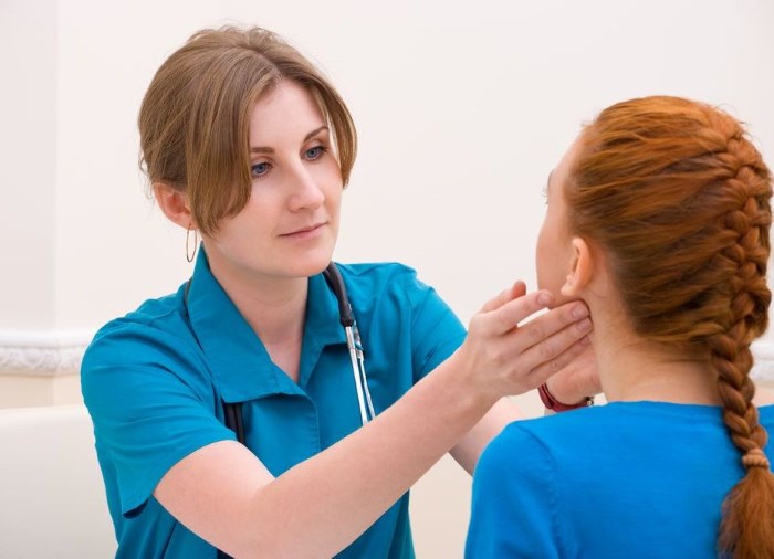 Шишка на шее под кожей, сзади, слева, справа. Фото, к какому врачу обратиться