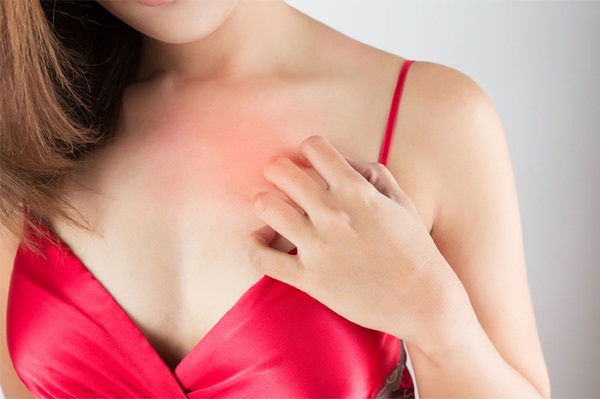 Сыпь на грудине у женщин. Причины, фото, чем лечить