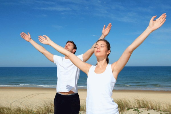 Тяжесть в грудине посередине давящая, ком в горле, кашель, одышка, отрыжка. Что делать, причины