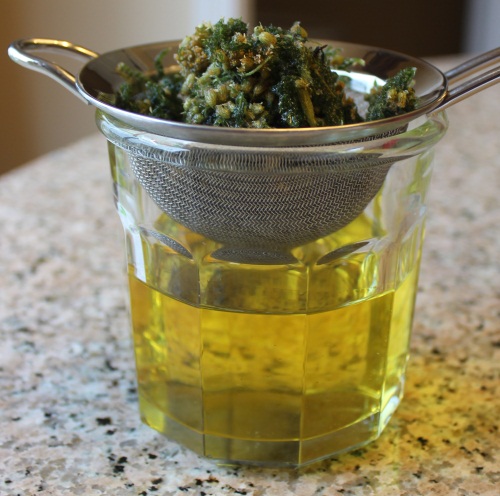 Геморройная шишка вылезла наружу. Какая мазь лучше помогает, чем лечить после родов, при беременности